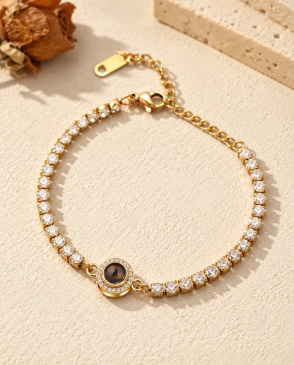 Pulsera tenis dorada con halo y foto dentro, con una hilera completa de circonitas