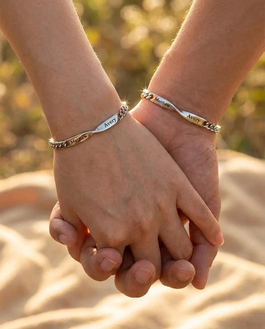 Pulseras de pareja – barra infinito torsionada en acero inoxidable con dos nombres grabados, regalo de aniversario