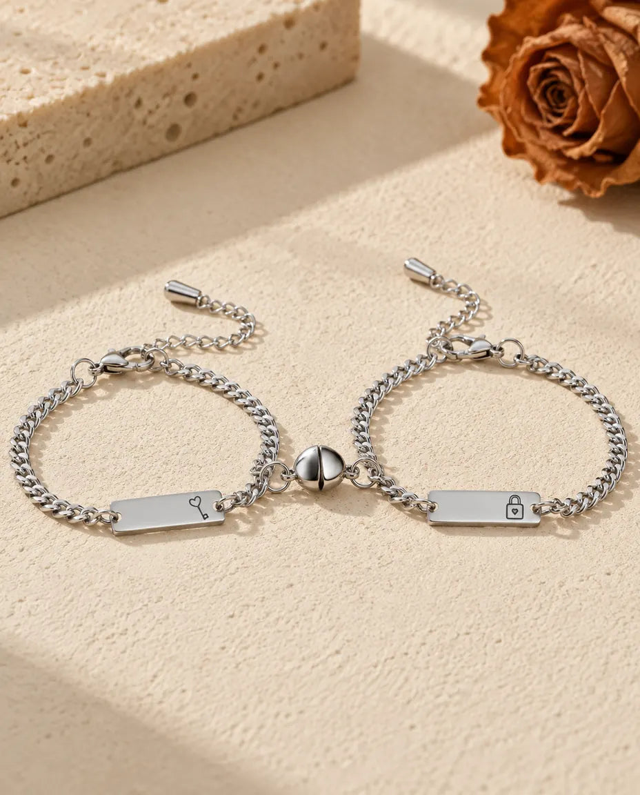 Pulseras de pareja - pareja a juego sobre una superficie