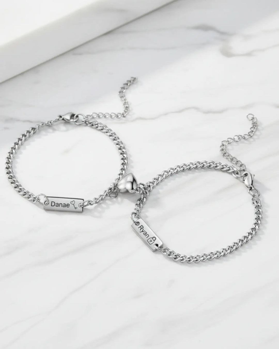 Pulseras de pareja – candado y llave imantados, placas grabadas sobre cadena barbada, lote de 2