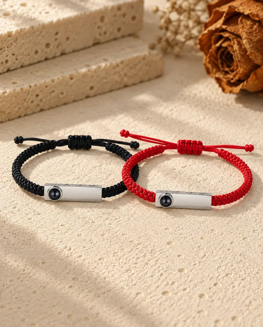 Pulseras de pareja con foto dentro - pareja a juego sobre una superficie