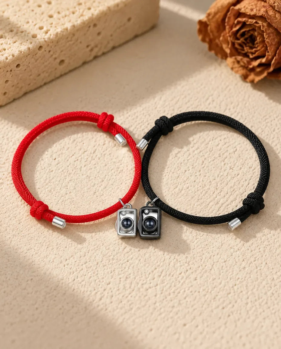 Pulseras de pareja con foto dentro - pareja a juego sobre una superficie
