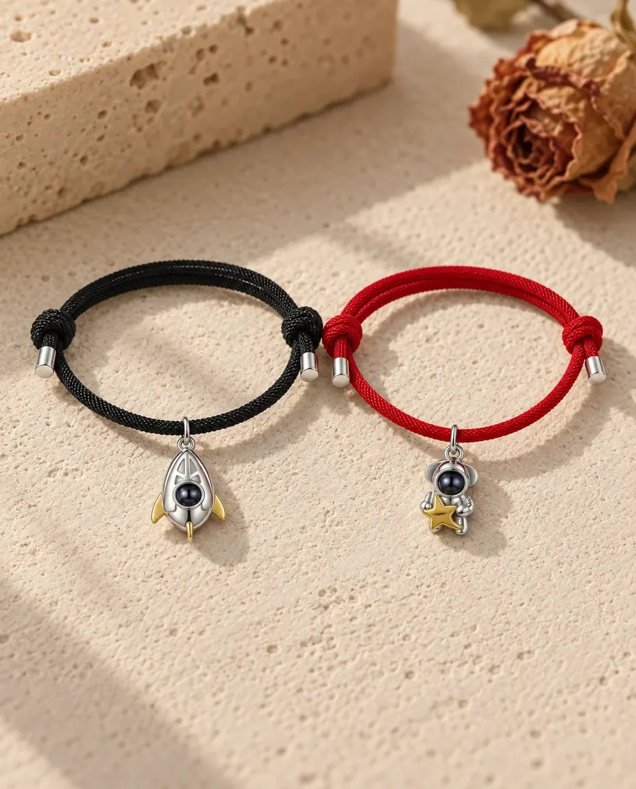 Pulseras de pareja con foto dentro - pareja a juego sobre una superficie