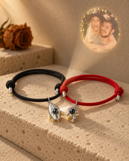 Pulseras de pareja con foto dentro - proyecta la foto oculta en la pared