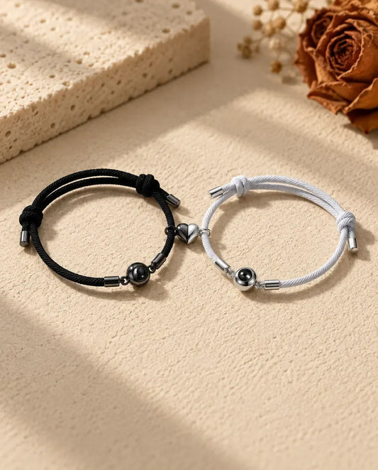 Pulseras de Pareja con Foto Dentro - pareja a juego sobre una superficie