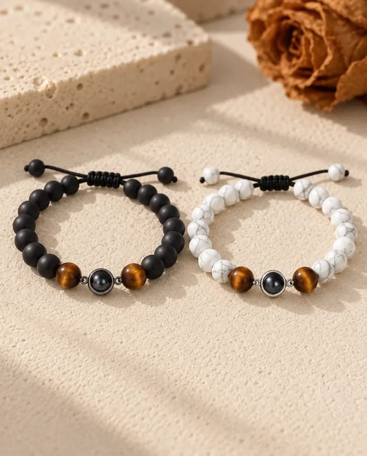 Pulseras de pareja con foto dentro - pareja a juego sobre una superficie