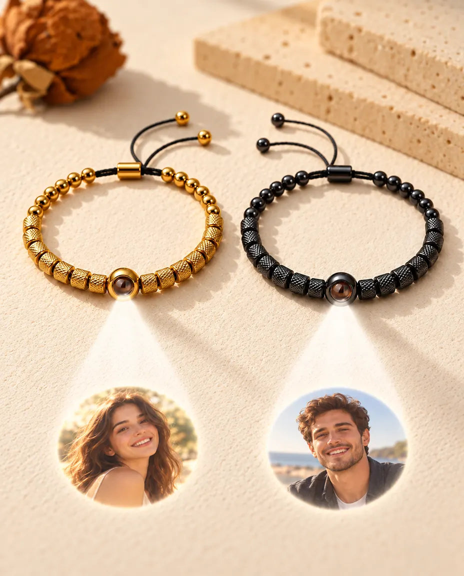 Dos pulseras de cuentas proyectan dos fotos redondas: una mujer sonriente y un hombre sonriente
