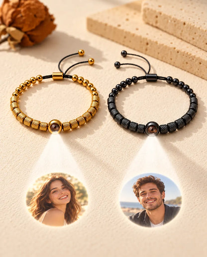 Dos pulseras de cuentas proyectan dos fotos redondas: una mujer sonriente y un hombre sonriente