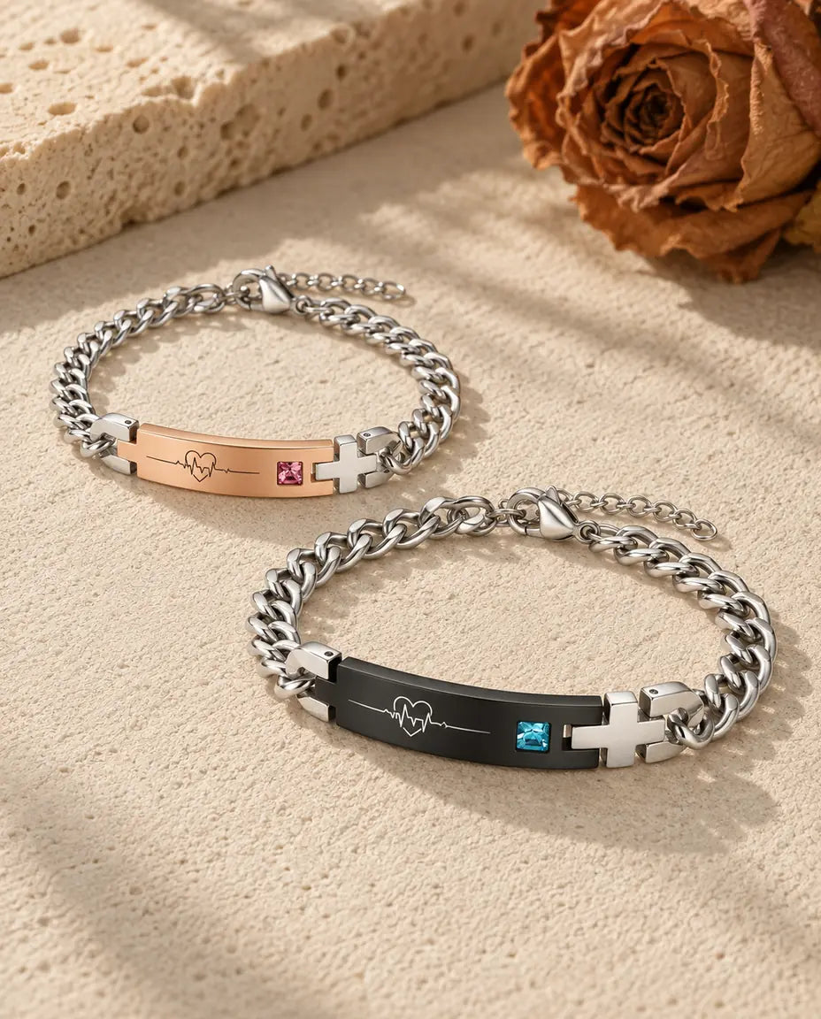 Pulseras de pareja grabadas - pareja a juego sobre una superficie