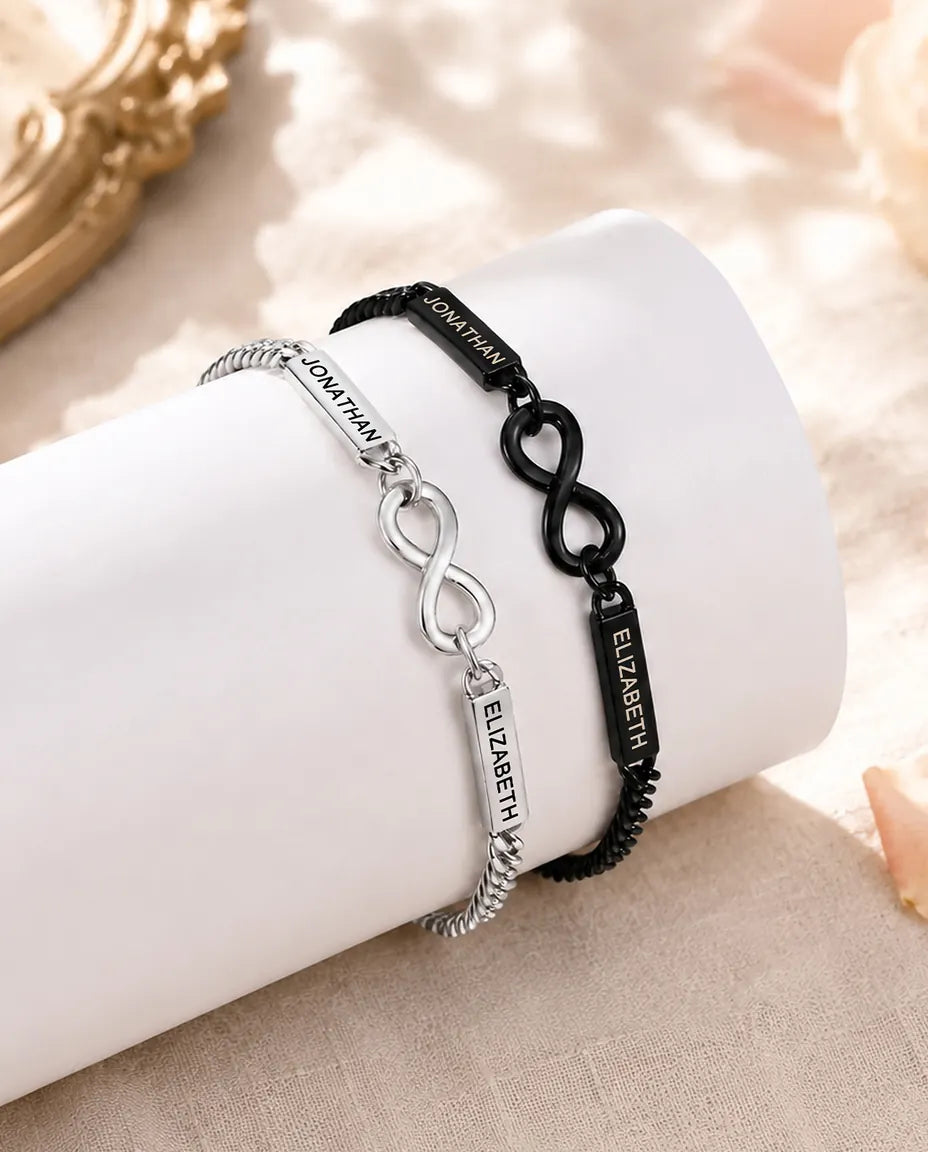 Pulseras de Pareja con 2 Nombres Grabados - Pulseras Infinito a Juego Plateada y Negra - pareja a juego sobre un expositor