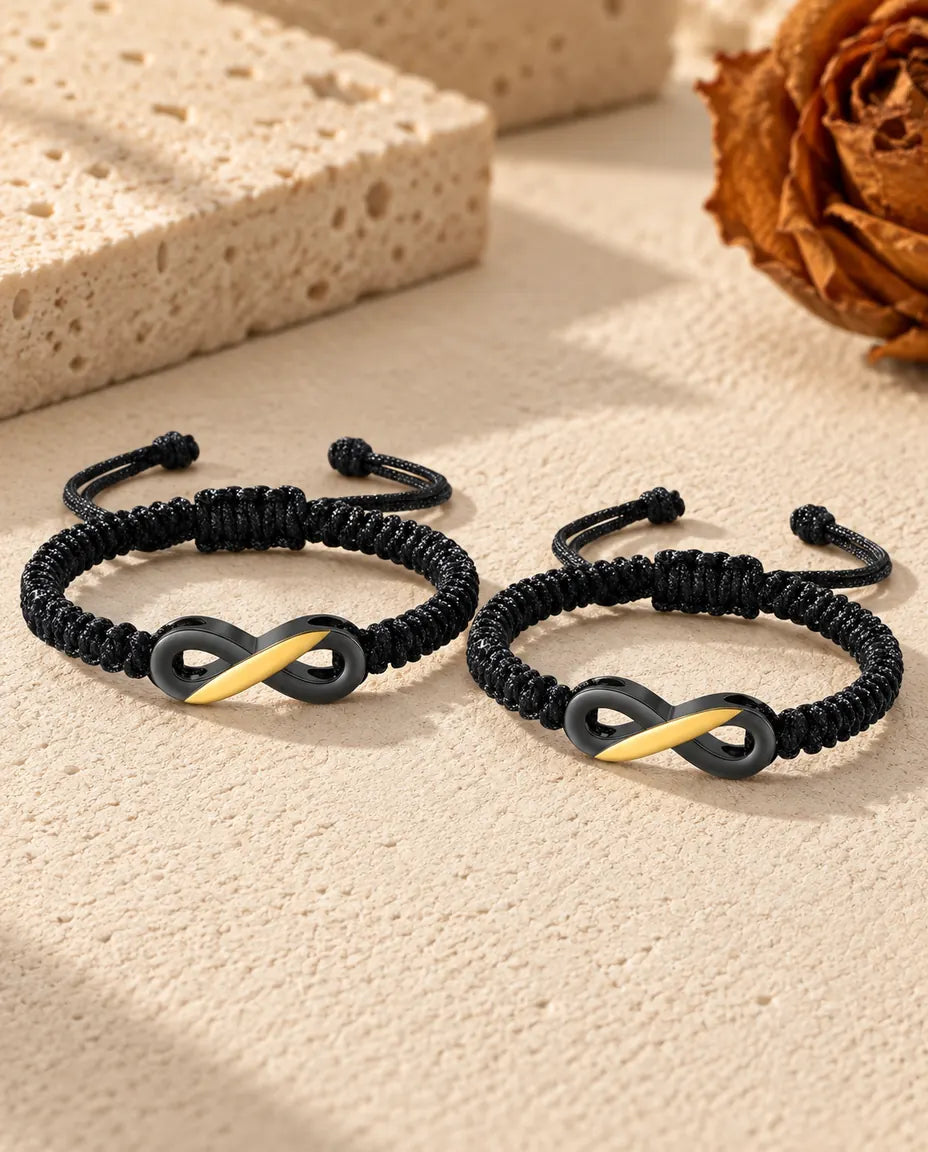 Pulseras de pareja con nombre - pareja a juego sobre una superficie