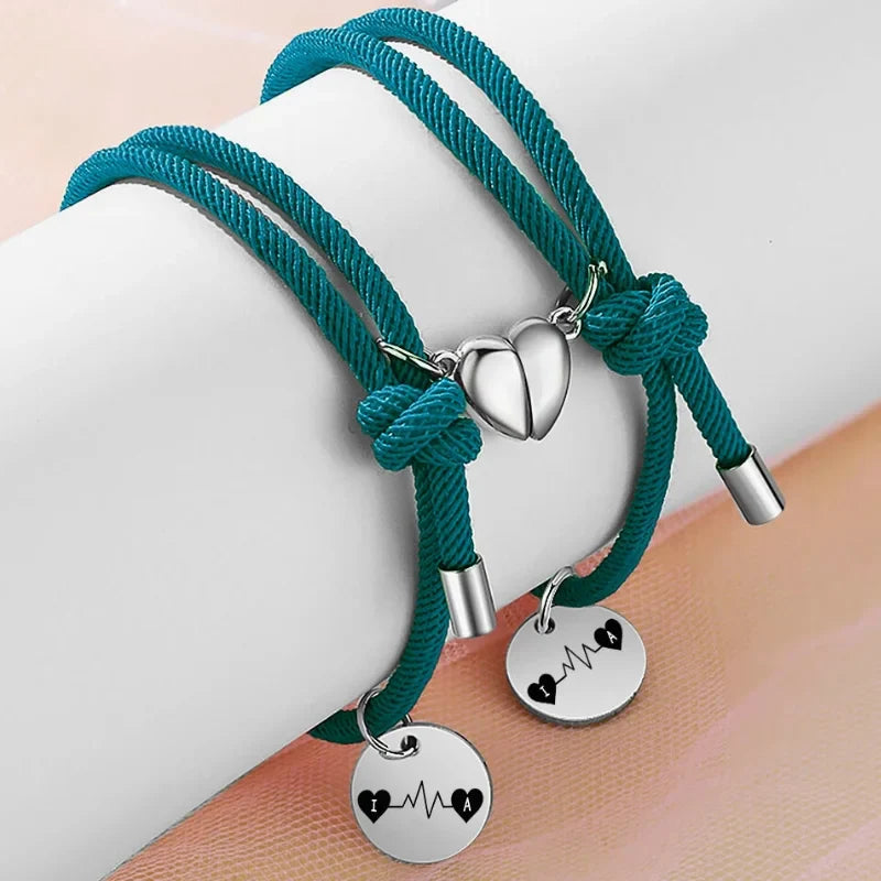 Pulseras de pareja con latido – corazones magnéticos e iniciales grabadas, acero azul marino, set de 2
