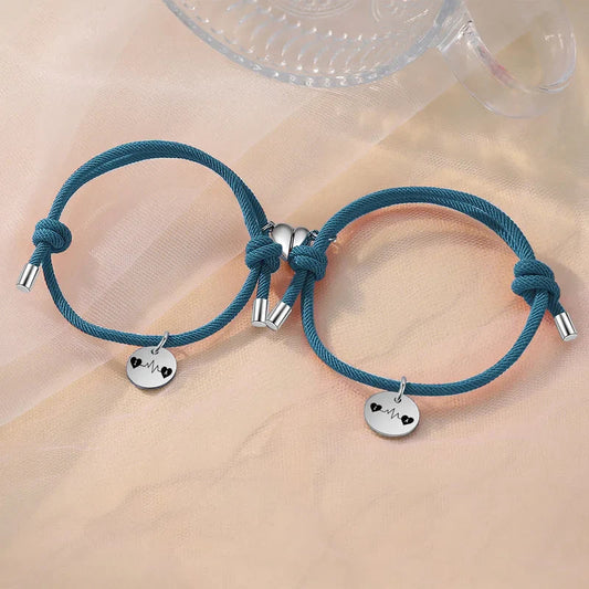 Pulseras de pareja con latido – corazones magnéticos e iniciales grabadas, acero azul marino, set de 2